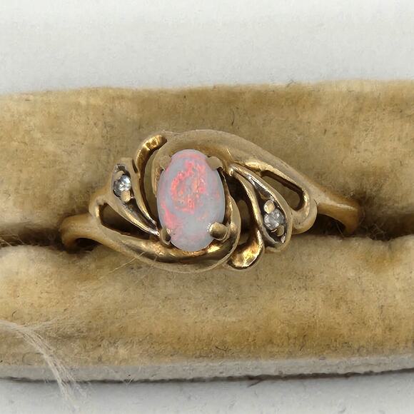 Authentic real 14k Yellow Gold Opal and Diamond Ring Size 5.75. - Picture 1 of 8